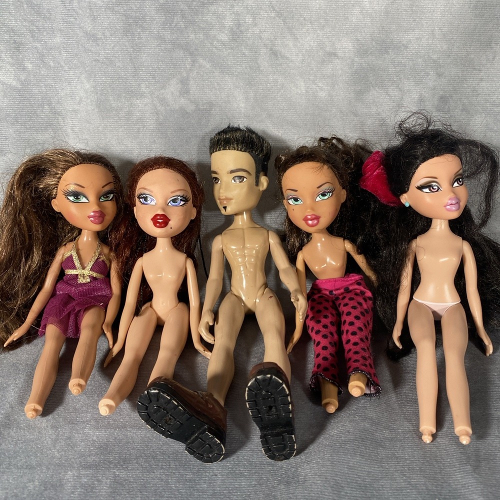 Bratz Dolls Lot Of 5 Dolls- 2001 (3) 2003 (1) 2010 (1) One Pair Of Shoes‎ on Boy